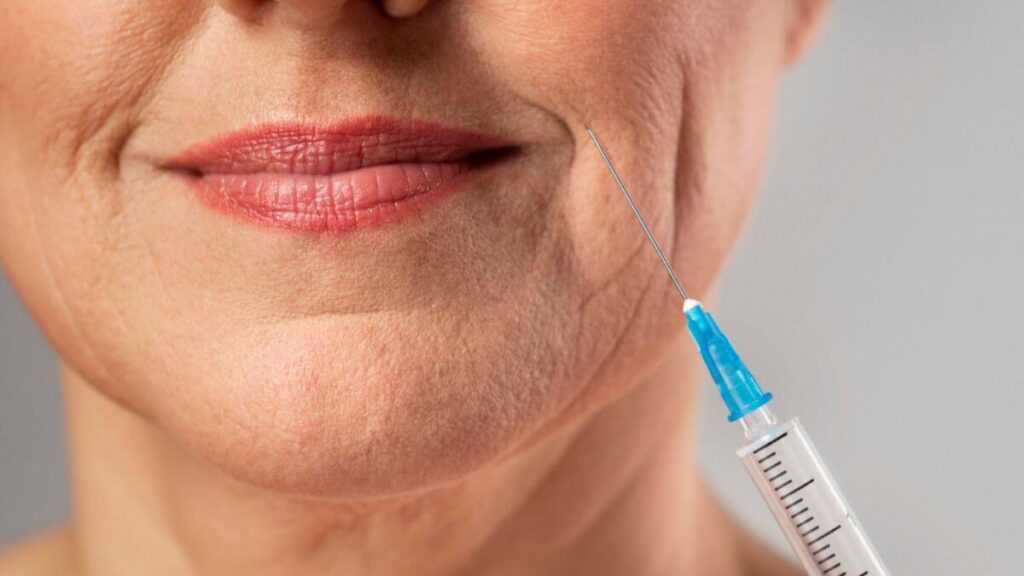 Mulher sorrindo com uma agulha apontada para seu rosto