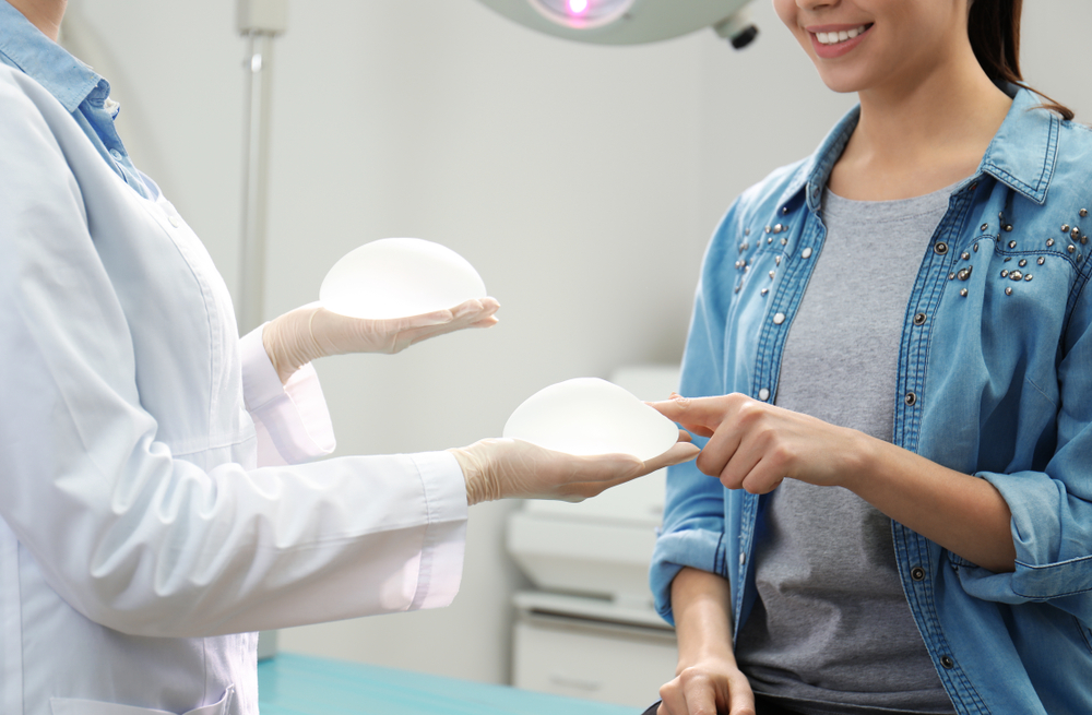 Cirurgião plástico mostra as opções de próteses de silicone