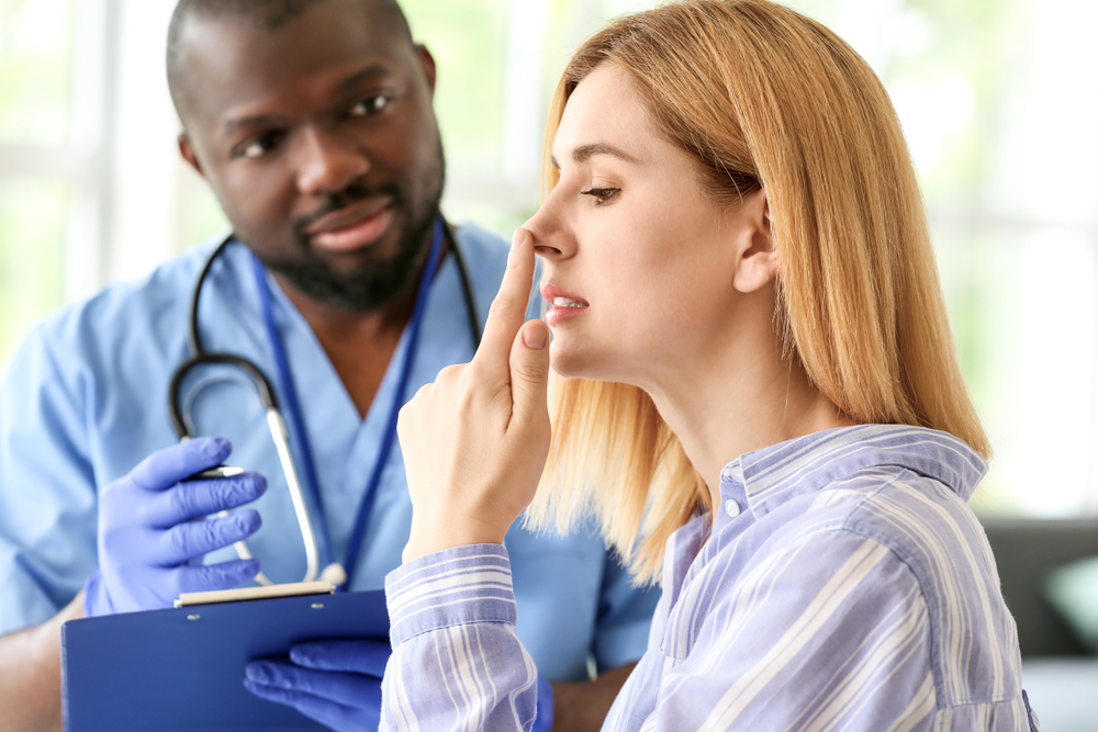 Médico chega paciente após cirurgia de rinoplastia