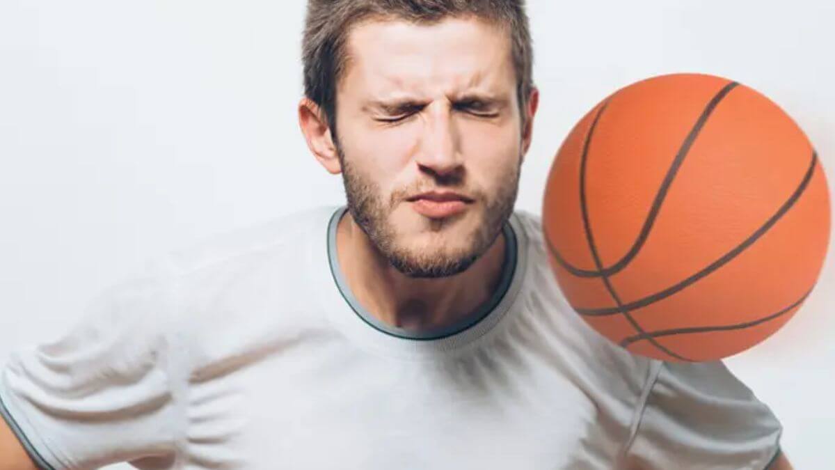 Bola de basquete indo em direção ao rosto de um homem