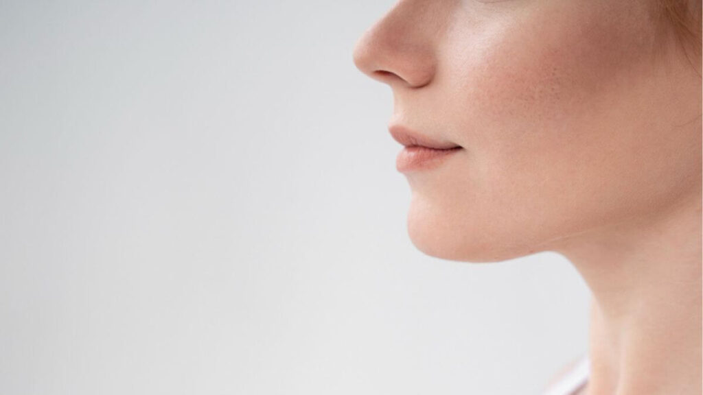 Close do rosto de uma mulher de perfil representando diferentes tipos de nariz