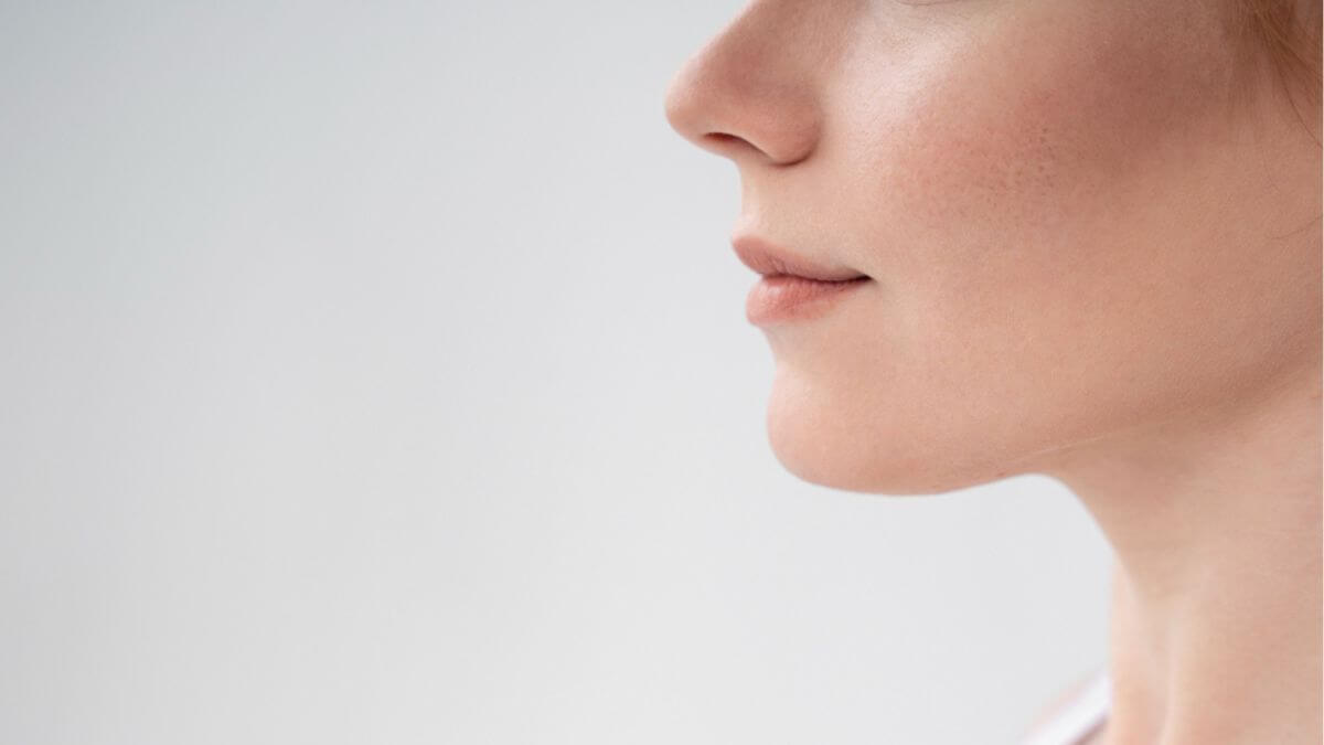 Close do rosto de uma mulher de perfil representando diferentes tipos de nariz